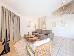 ein Wohnzimmer mit Sofa und Tisch in der Unterkunft Villa Orée des Salines by Interhome in Le Grau-du-Roi + 33 Fotos