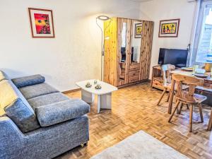 ein Wohnzimmer mit Sofa und Tisch in der Unterkunft Apartment Cransalpin Apt- 3 - Secteur 1 by Interhome in Vermala