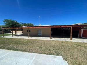 Bygningen som feriehuset ligger i + 4 billeder