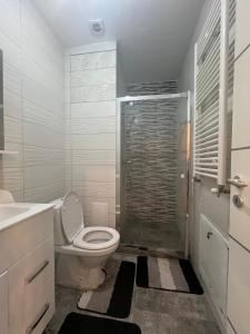 Et badeværelse på Studio near the Metropolitan Church + 4 billeder