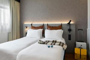 Postel nebo postele na pokoji v ubytování Moxy Paris La Villette