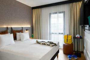 Postel nebo postele na pokoji v ubytování Moxy Paris La Villette + 36 fotografií