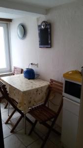 una mesa y sillas en una cocina con mesa en Ferienwohnung Bernhardt, en Sarstedt