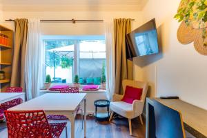 een woonkamer met een tafel en stoelen bij Quiet Point in Porto