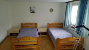 2 camas en una habitación con cortinas azules en Ferienwohnung Bernhardt, en Sarstedt