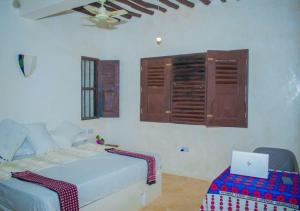 Postel nebo postele na pokoji v ubytování Amani Guest House, Utukuni Lamu Island