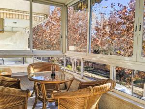 ein Raum mit Tisch und Stühlen und Fenstern in der Unterkunft Apartment Celio I by Interhome in Albir