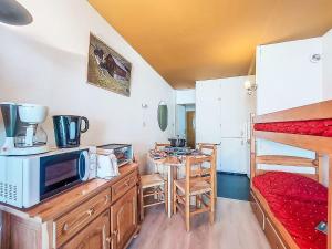 een keuken met een magnetron, een tafel en een stapelbed bij Studio Cosmos-7 by Interhome in Le Corbier +31 foto's