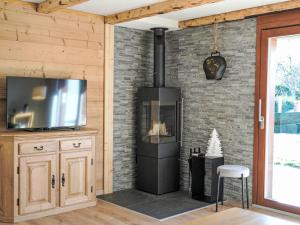 Μια τηλεόραση ή/και κέντρο ψυχαγωγίας στο Apartment Chantebrise A1 by Interhome