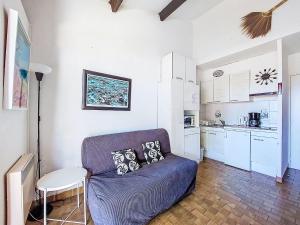 un salon avec un canapé et une cuisine dans l'établissement Studio Les Hauts du Port-1 by Interhome, à Saint-Cyr-sur-Mer
