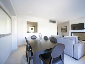 een woonkamer met een tafel en een bank bij Apartment Pine Hills Esmeralda by Interhome in Vilamoura