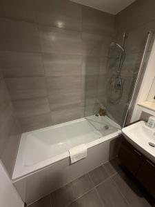 Ένα μπάνιο στο Stunning City View Studio Apartment by StaySavvy Accommodation