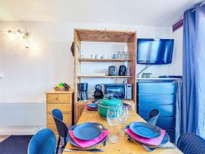 ein Esstisch mit Tellern und Weingläsern in der Unterkunft Studio Soyouz Vanguard-100 by Interhome in Le Corbier + 29 Fotos