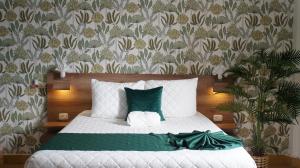 En eller flere senge i et værelse på Kali Hotel