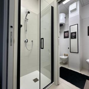 un bagno con doccia e WC di BOTANICAL SUITE a Bari