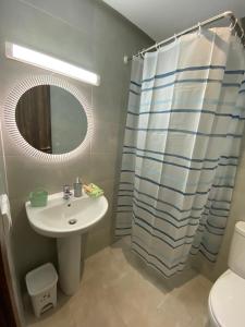 Phòng tắm tại 2 Bedrooms Modern Oceanview Getaway