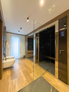 Das Bad ist mit einer Glasdusche und einer Badewanne ausgestattet. in der Unterkunft Luxury Mountain Suites in Roccaraso + 23 Fotos