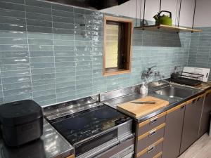 una cucina con fornelli e lavello di Tasogare 