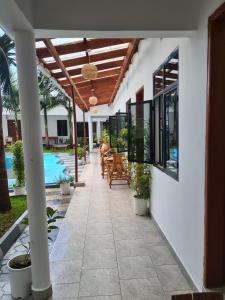 een patio met tafels en stoelen naast een zwembad bij Didas Villa Stay Deluxe in Arusha