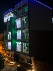 een hoog gebouw met lichten aan de zijkant bij Hôtel Résidence Ngary in Thiès