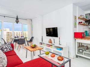 ein Wohnzimmer mit einem roten Sofa und einem Tisch in der Unterkunft Apartment Diana by Interhome in Benalmadena Costa