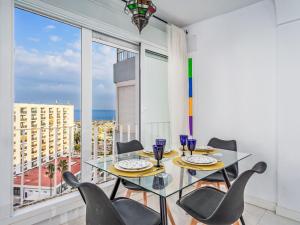 ein Esszimmer mit Tisch und Stühlen und einem großen Fenster in der Unterkunft Apartment Diana by Interhome in Benalmadena Costa + 24 Fotos