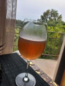 een glas bier zittend op een tafel bij Casa da Aldeia 