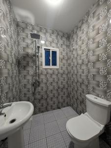 Koupelna v ubytování Bright 3-Bedroom Bungalow in Tujereng Sleeps 6