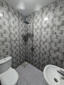 Koupelna v ubytování Bright 3-Bedroom Bungalow in Tujereng Sleeps 6