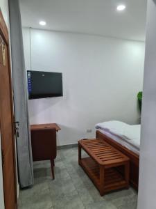 een slaapkamer met een bed, een tafel en een tv bij Didas Villa Stay Deluxe in Arusha +36 foto's