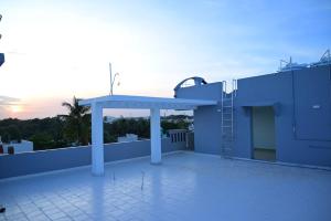 ein Blick vom Dach eines Hauses in der Unterkunft The Joie Luxury in Puducherry