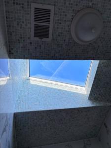 Bazén v ubytování Luxury 3 BedRoom Apartment with Private Entrance plus Free Parking nebo v jeho okolí