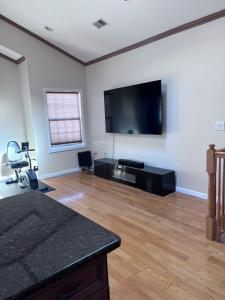 TV a/nebo společenská místnost v ubytování Luxury 3 BedRoom Apartment with Private Entrance plus Free Parking