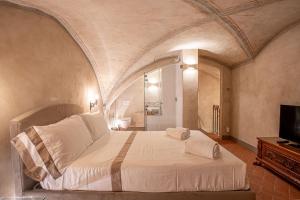 een slaapkamer met een groot bed in een kamer bij Prestigioso Palazzo Fiorentino in Florence