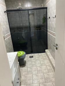 een badkamer met een douche en een toilet. bij Apto centro de Ametista do Sul 2 dorm in Ametista do Sul +5 foto's