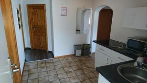 une cuisine avec un évier et un plan de travail dans l'établissement GMA Apartment R11, à Schwanau