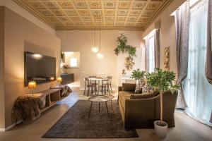 ein Wohnzimmer mit Sofa und Tisch in der Unterkunft Romantica Suite nel cuore Firenze in Florenz