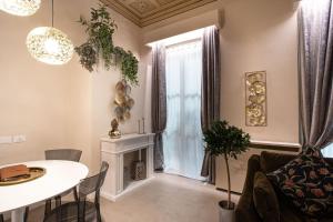 ein Wohnzimmer mit einem Tisch und ein Esszimmer in der Unterkunft Romantica Suite nel cuore Firenze in Florenz