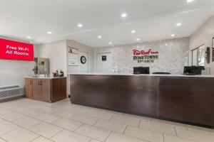 eine große Lobby mit Rezeption und Feuerwache alle Fronten Schild in der Unterkunft HomeTowne Studios by Red Roof Georgetown, KY in Georgetown