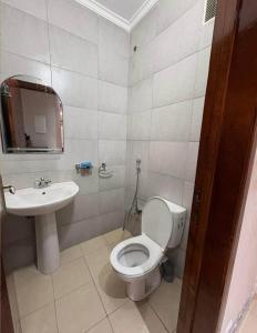 een badkamer met toilet en wastafel bij Résidence Al Manadir Agadir in Aourir