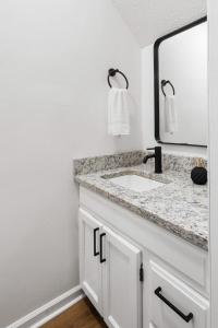 Fotografie z fotogalerie ubytování Stylish 2BR Urban Stay Near CAE Pet Friendly v destinaci West Columbia + 16 fotografií