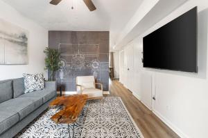 TV a/nebo společenská místnost v ubytování Stylish 2BR Urban Stay Near CAE Pet Friendly