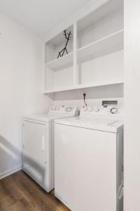 Kuchyň nebo kuchyňský kout v ubytování Stylish 2BR Urban Stay Near CAE Pet Friendly