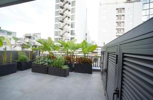 een balkon met potplanten en een hek bij Annam Saigon Home in Ho Chi Minh-stad +19 foto's