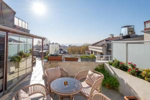 a patio with a table and chairs on a balcony at Feyza Apart in Istanbul