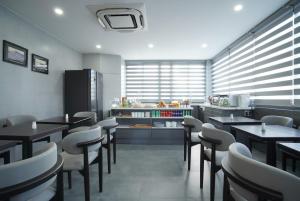 een restaurant met tafels en stoelen en een toonbank bij Annam Saigon Home in Ho Chi Minh-stad