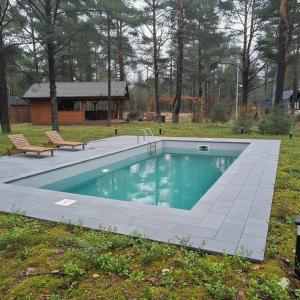 une piscine au milieu d'un parc dans l'établissement Lesne Runo Borsk, basen z podgrzewaną wodą, à Borsk