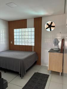 een slaapkamer met een bed en een raam bij Casa Cacau in Ubatuba