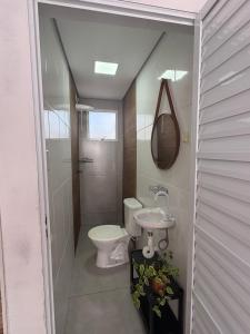 een badkamer met toilet en wastafel bij Casa Cacau in Ubatuba