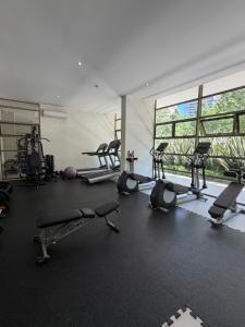 een sportschool met een heleboel loopbanden en apparaten bij Sky Park Elite in Santiago